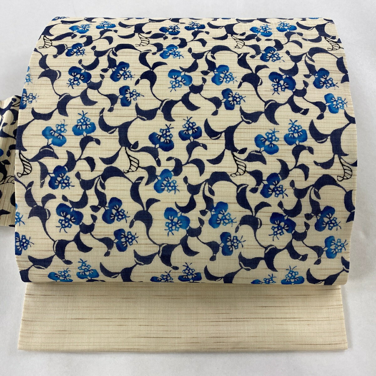 名古屋帯 美品 逸品 城間栄順 落款あり 藍染 夏帯 草花 クリーム 麻 【中古】のサムネイル