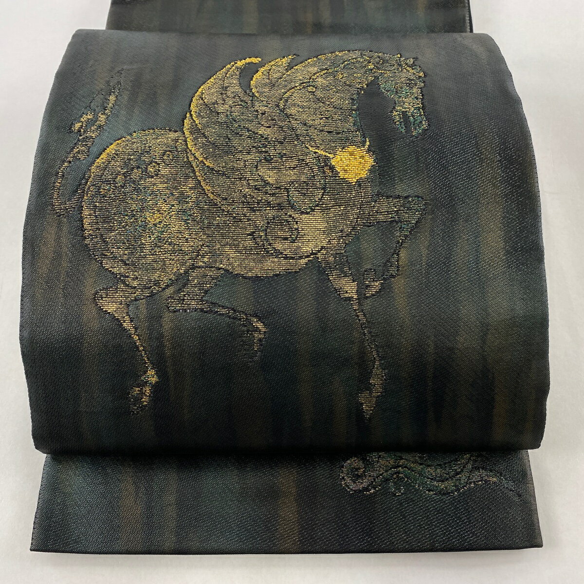 袋帯 美品 逸品 落款あり 誉田屋 天馬 雲文 箔 金糸 深緑 お太鼓柄 正絹 【中古】のサムネイル