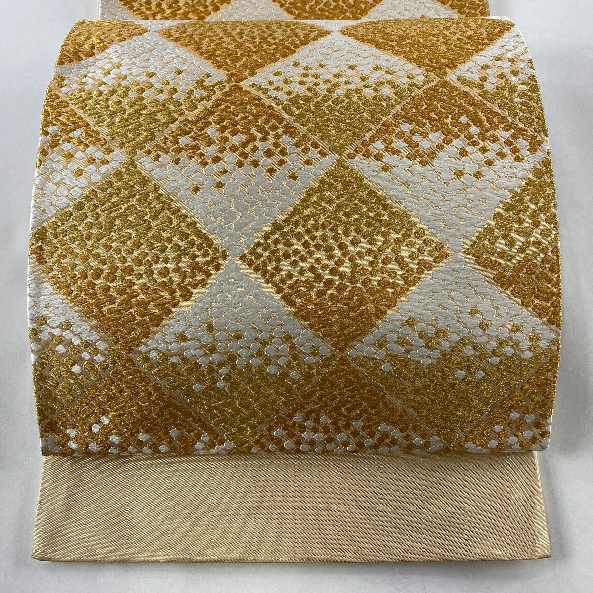 30％OFF 袋帯 逸品 落款あり 証紙あり 河合美術織物 菱 幾何学 金糸 箔 金色 六通 正絹 【中古】 msp30のサムネイル