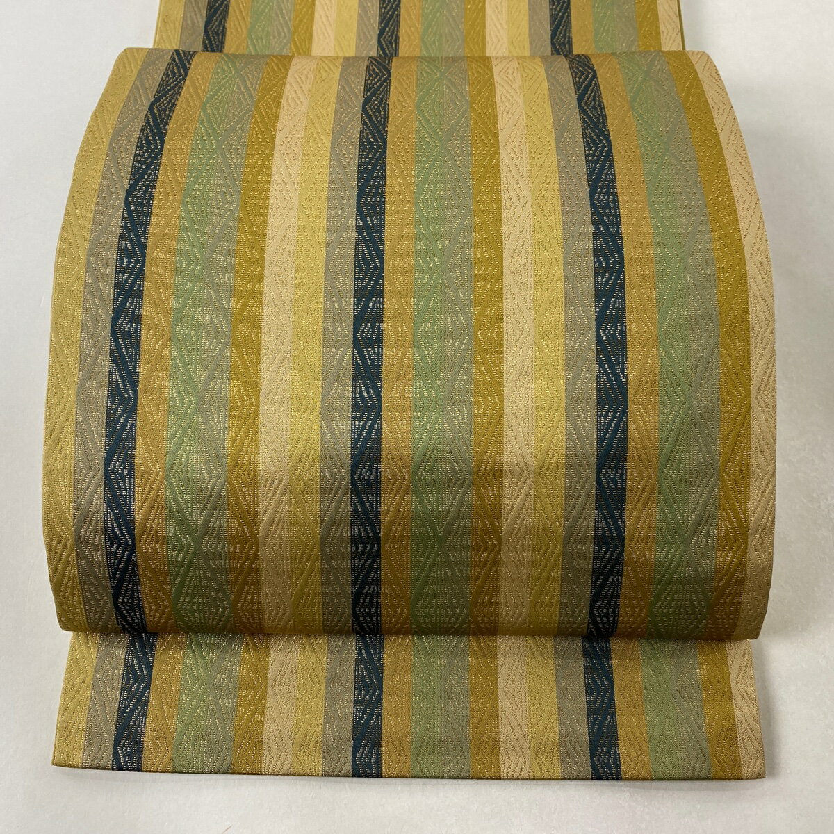 袋帯 美品 逸品 龍村晋 落款あり 菱 縞 金糸 鶯色 全通 正絹 【中古】のサムネイル
