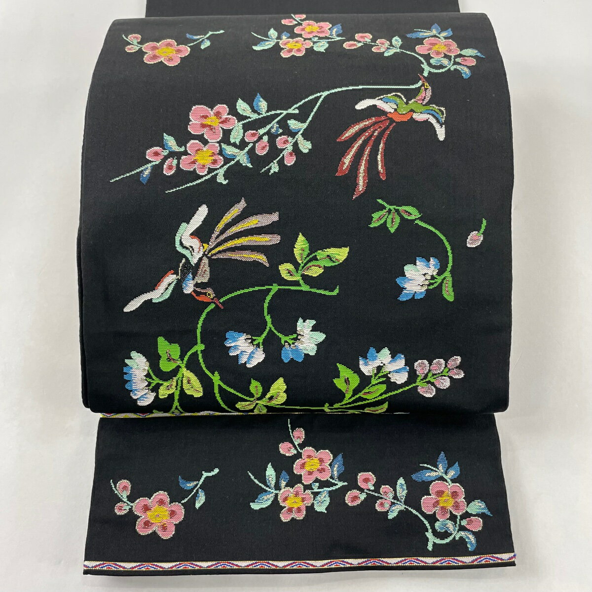 袋帯 美品 逸品 龍村平蔵 落款あり 花喰い鳥 草花 箔 黒 お太鼓柄 正絹 【中古】のサムネイル