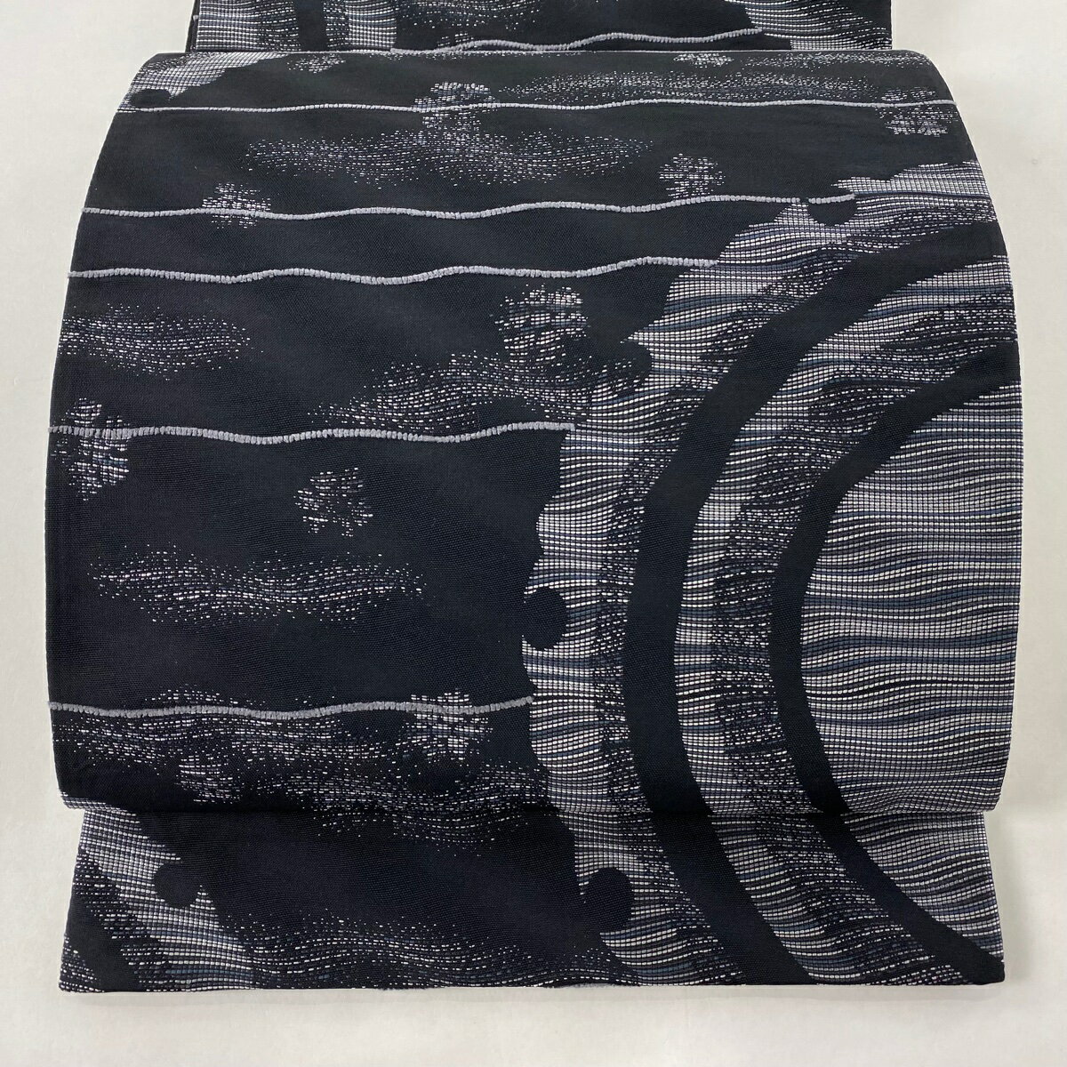 袋帯 美品 名品 証紙あり 和紙 松煙染 雪輪 霞 黒 全通 正絹 【中古】のサムネイル