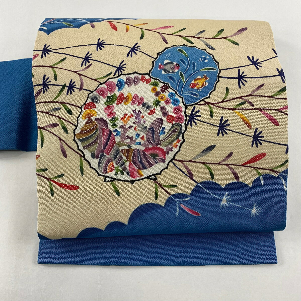 名古屋帯 逸品 城間栄順 落款あり 魚 貝 縮緬 水色 正絹 【中古】のサムネイル
