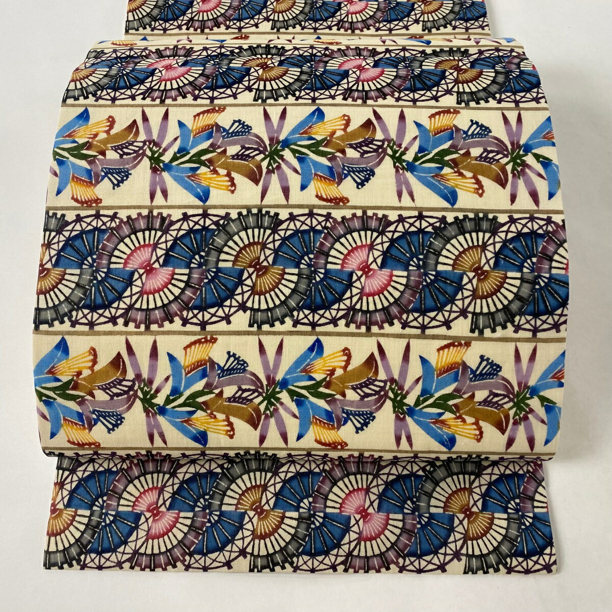 名古屋帯 美品 逸品 落款あり 松葉仕立て 玉那覇有公 琉球びんがた 草花 番傘 クリーム 正絹 【中古】のサムネイル