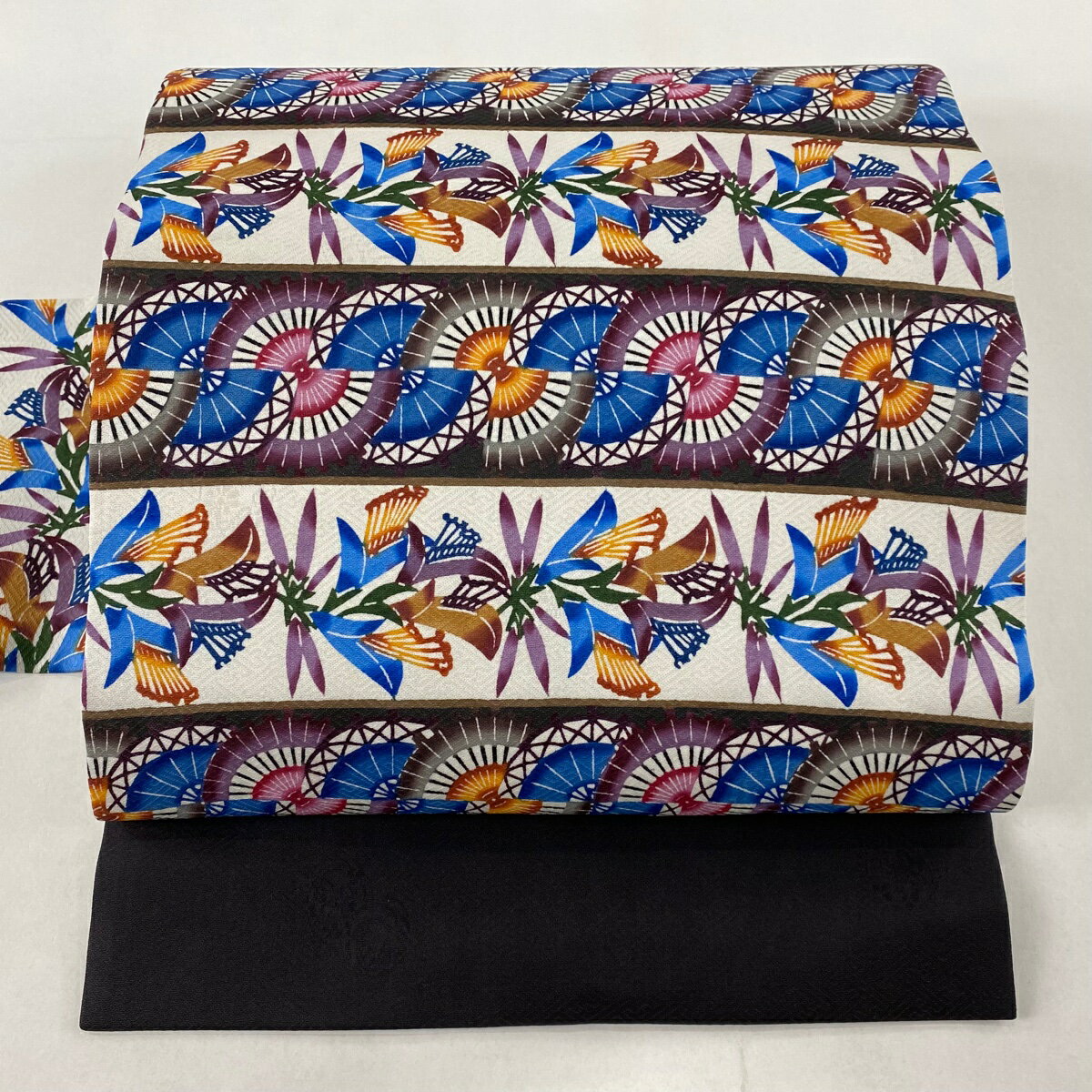 名古屋帯 美品 逸品 落款あり 琉球びんがた 玉那覇有公 草花 幾何学模様 茶色 正絹 【中古】のサムネイル