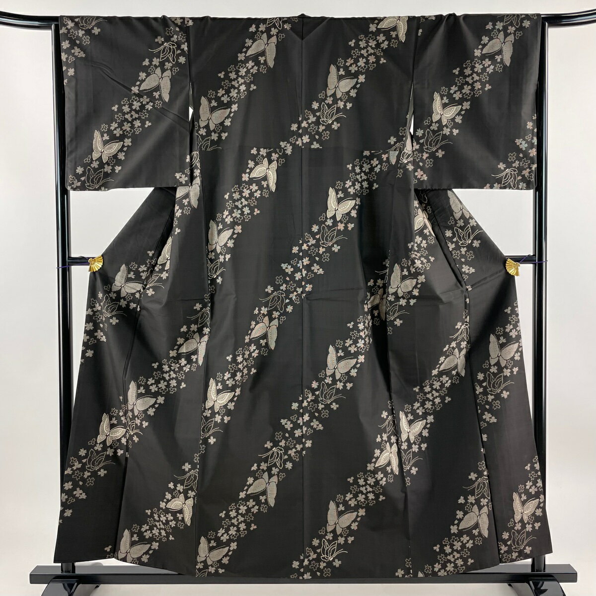 小紋 身丈156cm 裄丈65.5cm M 袷 きぬたや 藤娘 大島紬地 証紙あり 蝶 花 刺繍 焦茶色 正絹 逸品 【中古】のサムネイル