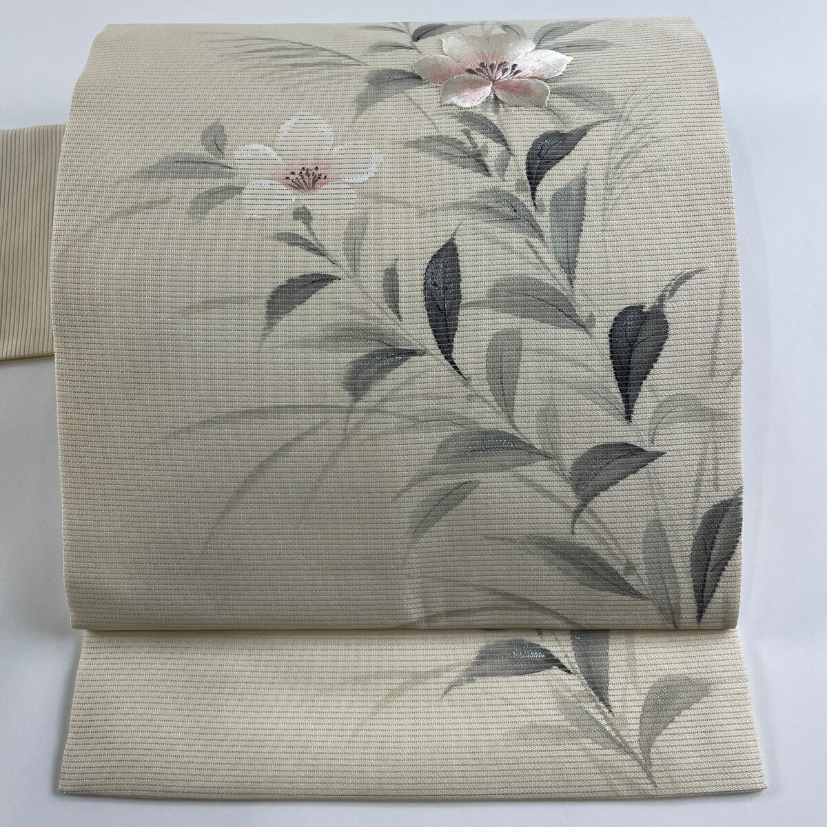 名古屋帯 美品 優品 落款あり 夏帯 絽 草花 すすき 刺繍 銀糸 クリーム 正絹 【中古】のサムネイル