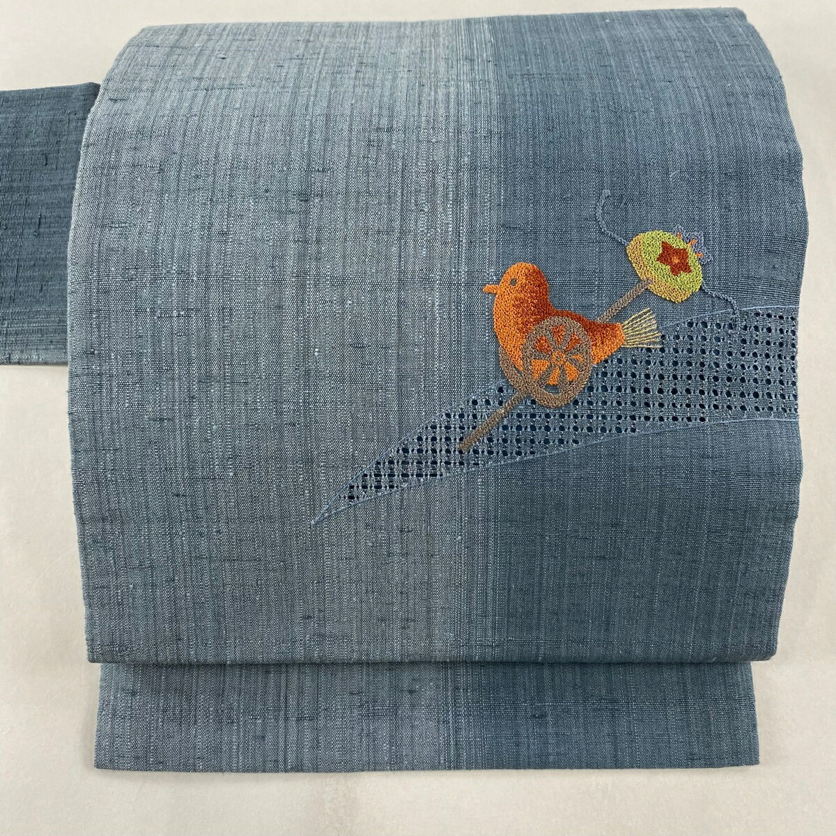 名古屋帯 美品 秀品 紬地 玩具 でんでん太鼓 相良刺繍 汕頭刺繍 青灰色 正絹 【中古】のサムネイル
