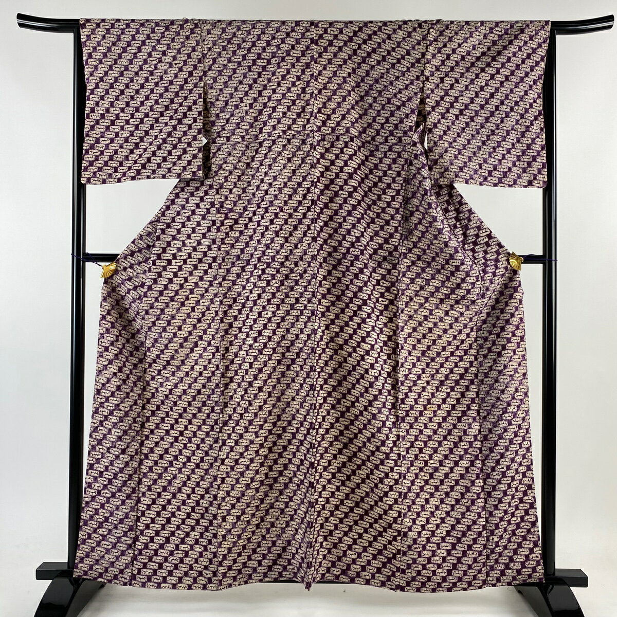 小紋 身丈162cm 裄丈65.5cm M 袷 紫根染め 胴抜き 幾何学模様 絞り 紫 正絹 逸品 【中古】 msp30のサムネイル