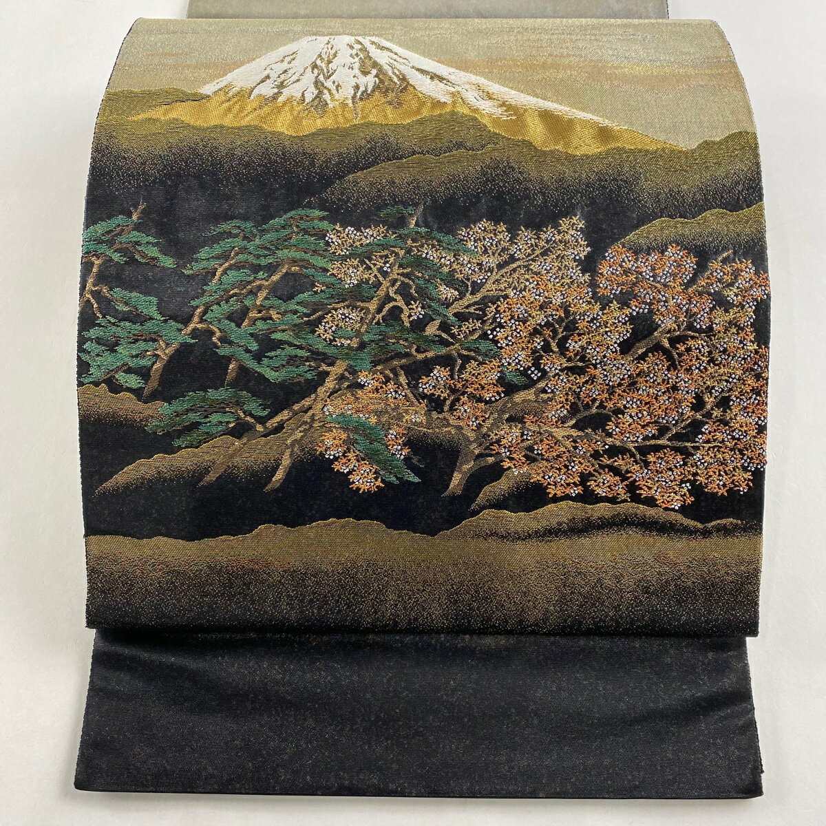 袋帯 美品 名品 横山大観 落款あり 不二霊峰 樹木 金銀糸 箔 銀色 お太鼓柄 正絹 【中古】のサムネイル