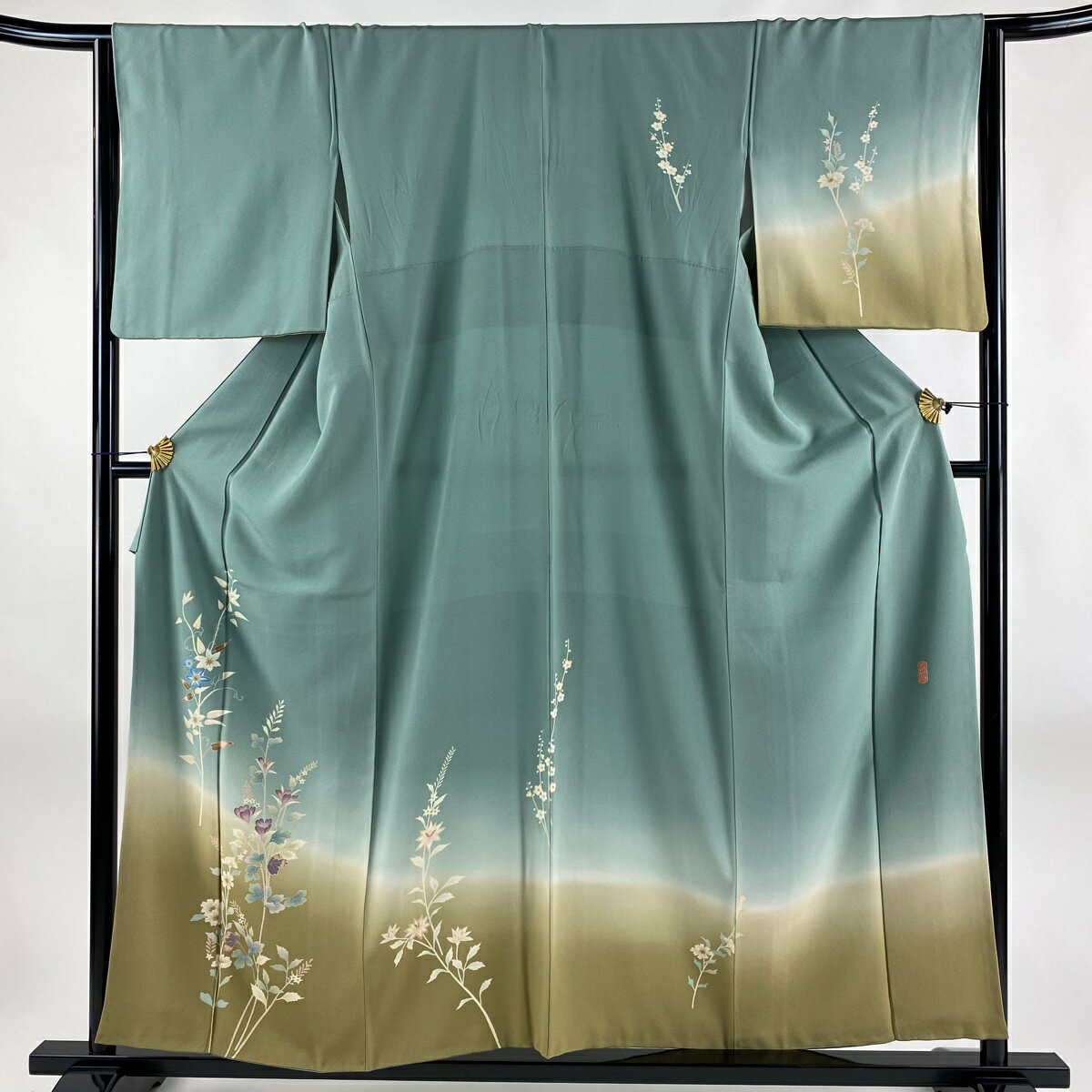 【在庫一掃】 付下げ 身丈157cm 裄丈64.5cm M 袷 落款あり 草花 染め分け ぼかし 灰緑 正絹 名品 【中古】のサムネイル
