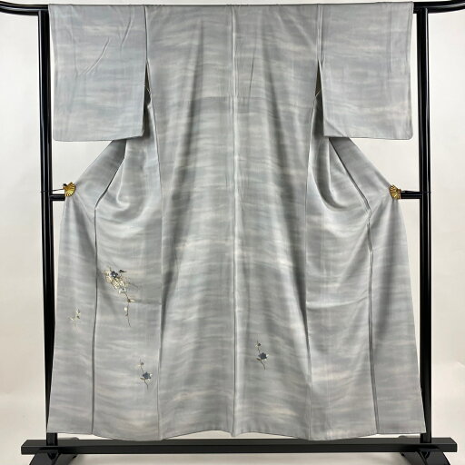 【在庫一掃】 付下げ 身丈154.5cm 裄丈63.5cm S 袷 扇面 椿 刺繍 金銀糸 青灰色 正絹 秀品 一つ紋 【中古】 【在庫一掃】 付下げ 身丈154.5cm 裄丈63.5cm S 袷 扇面 椿 刺繍 金銀糸 青灰色 正絹 秀品 一つ紋 【中古】