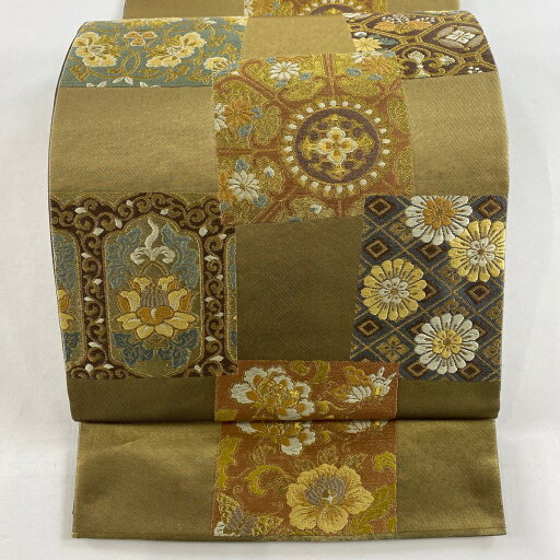 【在庫一掃】 袋帯 美品 名品 落款あり 本家加納 関西仕立て 花唐草 色紙 金糸 箔 金色 六通 正絹 【中古】 【在庫一掃】 袋帯 美品 名品 落款あり 本家加納 関西仕立て 花唐草 色紙 金糸 箔 金色 六通 正絹 【中古】