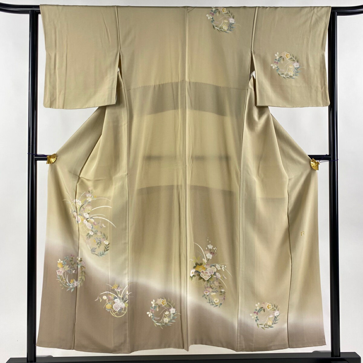 訪問着 身丈153cm 裄丈61.5cm S 袷 落款あり 花籠 花丸文 染め分け ぼかし 薄茶色 正絹 美品 秀品 【中古】