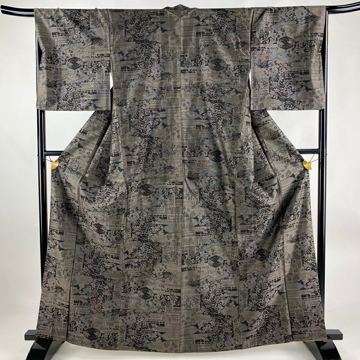 紬 身丈163.5cm 裄丈66.5cm M 袷 草花 雲文 焦茶色 正絹 秀品 【中古】