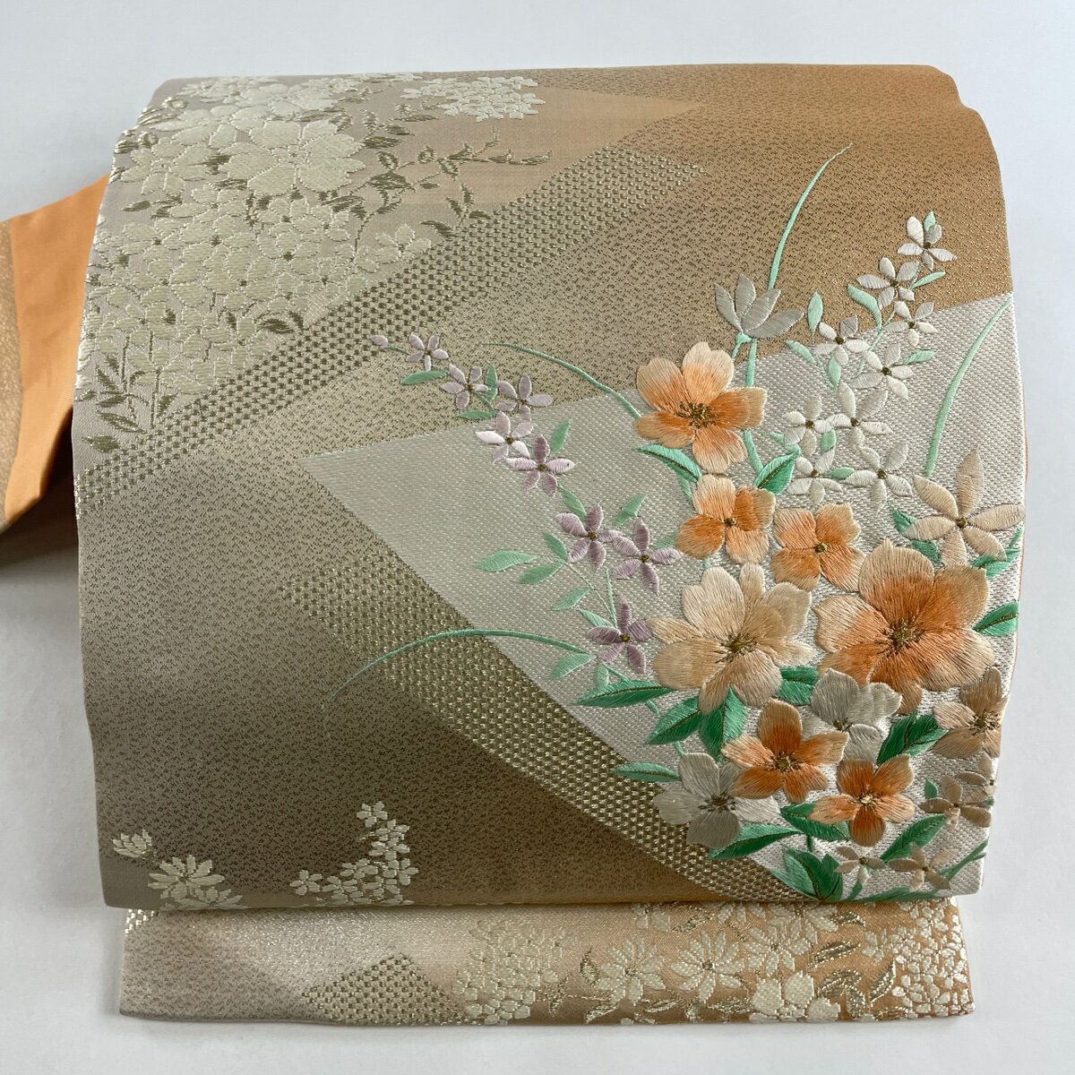 名古屋帯 優品 草花 刺繍 金糸 薄オレンジ 正絹 【中古】