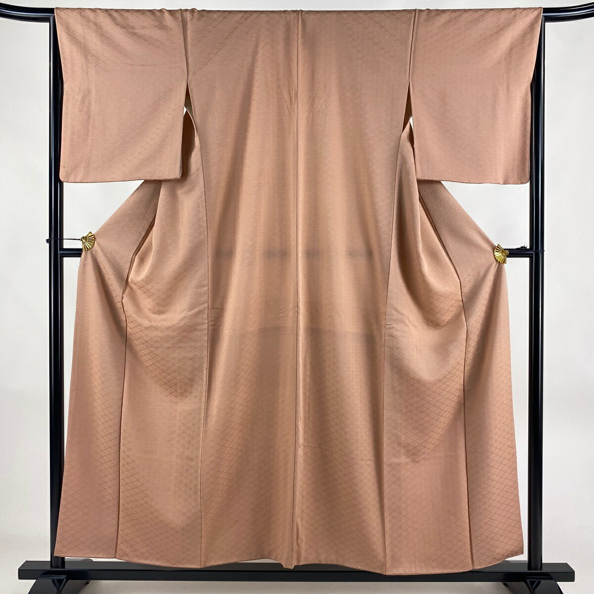 色無地 身丈156.5cm 裄丈66.5cm M 袷 地紋 ピンクベージュ 正絹 優品 【中古】