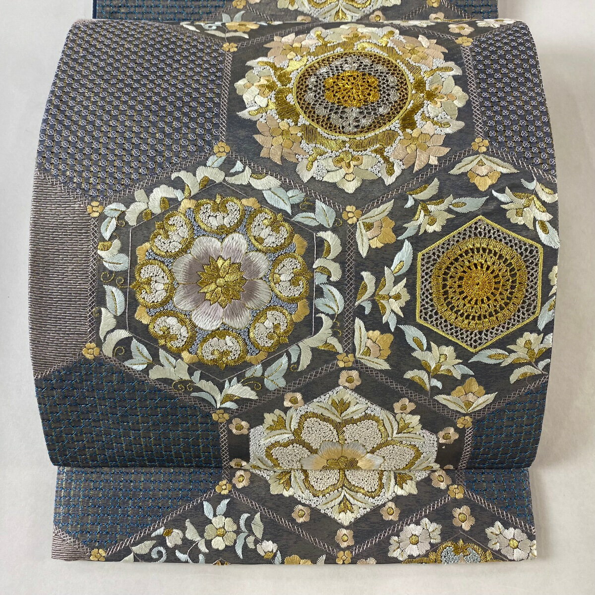 袋帯 美品 逸品 亀甲 華文 汕頭刺繍 相良刺繍 青灰色 六通 正絹 【中古】