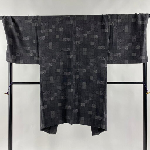 男着物 身丈108cm 裄丈64cm M 羽織 草花 福 墨色 正絹 美品 逸品 【中古】 男着物 身丈108cm 裄丈64cm M 羽織 草花 福 墨色 正絹 美品 逸品 【中古】