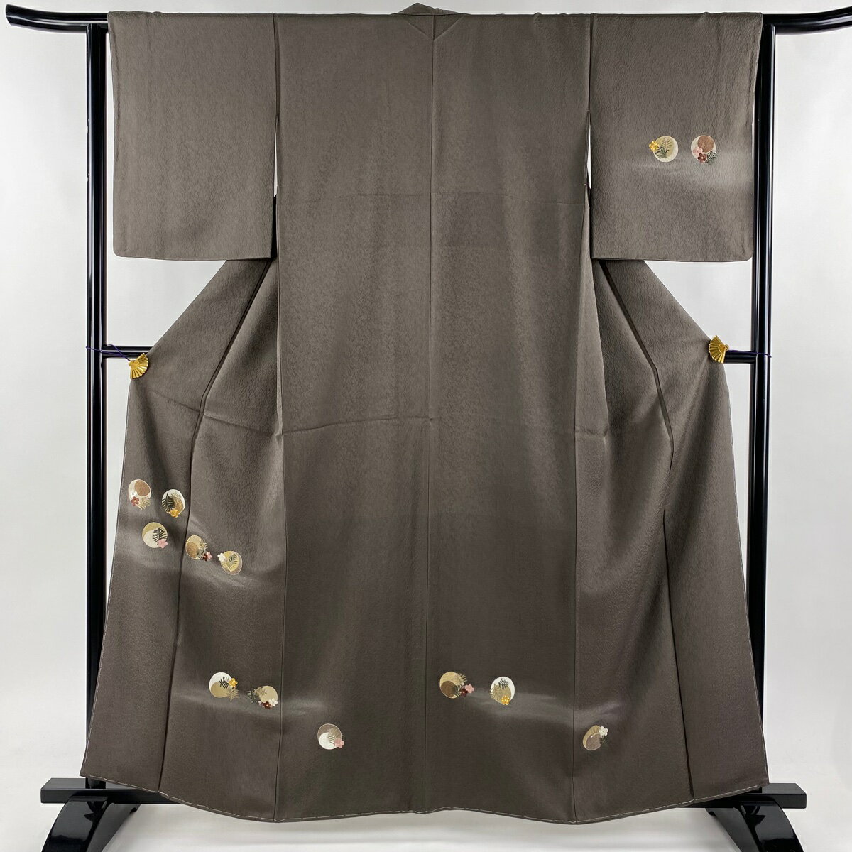付下げ 身丈160cm 裄丈63.5cm S 袷 草花 丸文 金糸 箔 灰茶 正絹 美品 秀品 【中古】