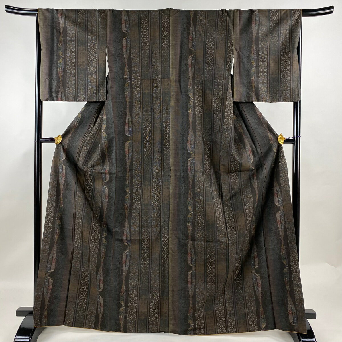 大島紬 身丈168cm 裄丈68cm L 袷 純泥染 やまと 証紙あり 草花 縦縞 焦茶色 正絹 美品 名品 【中古】