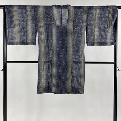 道行 身丈101.5cm 裄丈65cm M 和装コート 角衿 格子 ぼかし 青灰色 正絹 美品 逸品 【中古】 道行 身丈101.5cm 裄丈65cm M 和装コート 角衿 格子 ぼかし 青灰色 正絹 美品 逸品 【中古】