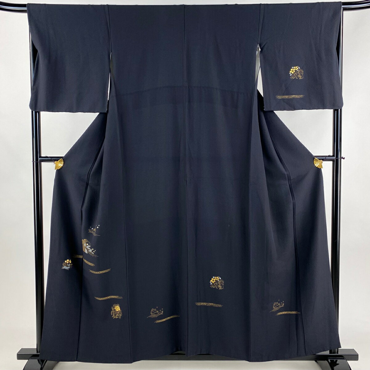 付下げ 身丈156cm 裄丈66.5cm M 袷 うさぎ 霞 金彩 箔 墨色 正絹 名品 【中古】