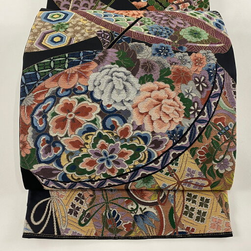 袋帯 逸品 白綾苑大庭 落款あり 関西仕立て 傘 草花 箔 黒 六通 正絹 【中古】 袋帯 逸品 白綾苑大庭 落款あり 関西仕立て 傘 草花 箔 黒 六通 正絹 【中古】