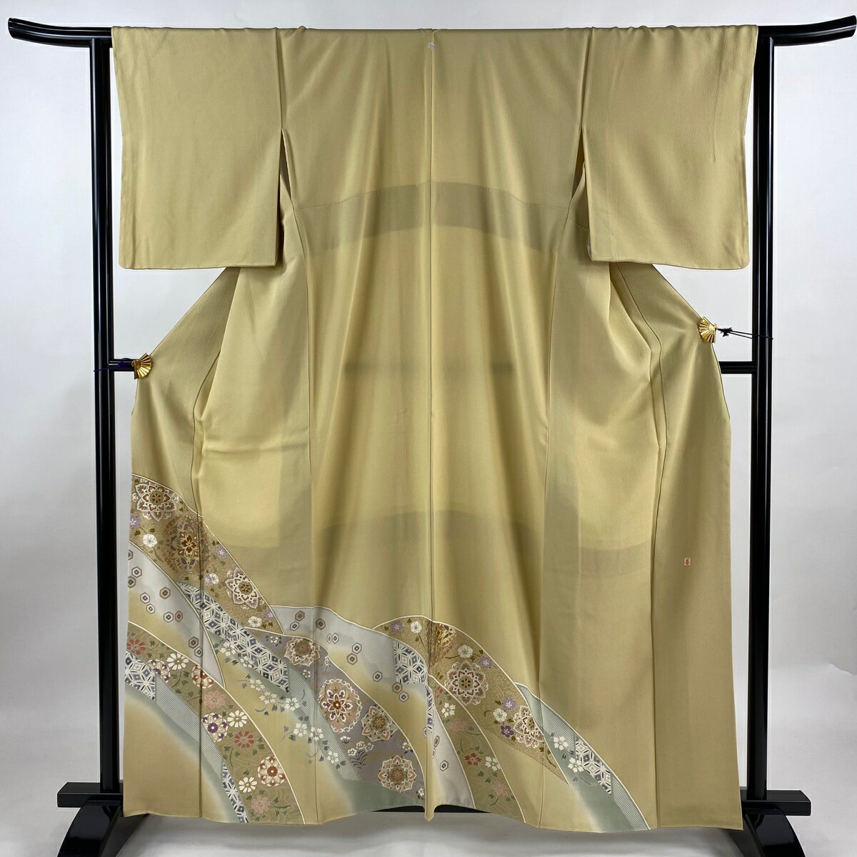 色留袖 身丈161.5cm 裄丈63.5cm S 袷 落款あり 華文 亀甲 金銀彩 染め分け ベージュ 正絹 秀品 一つ紋 【中古】 msp50