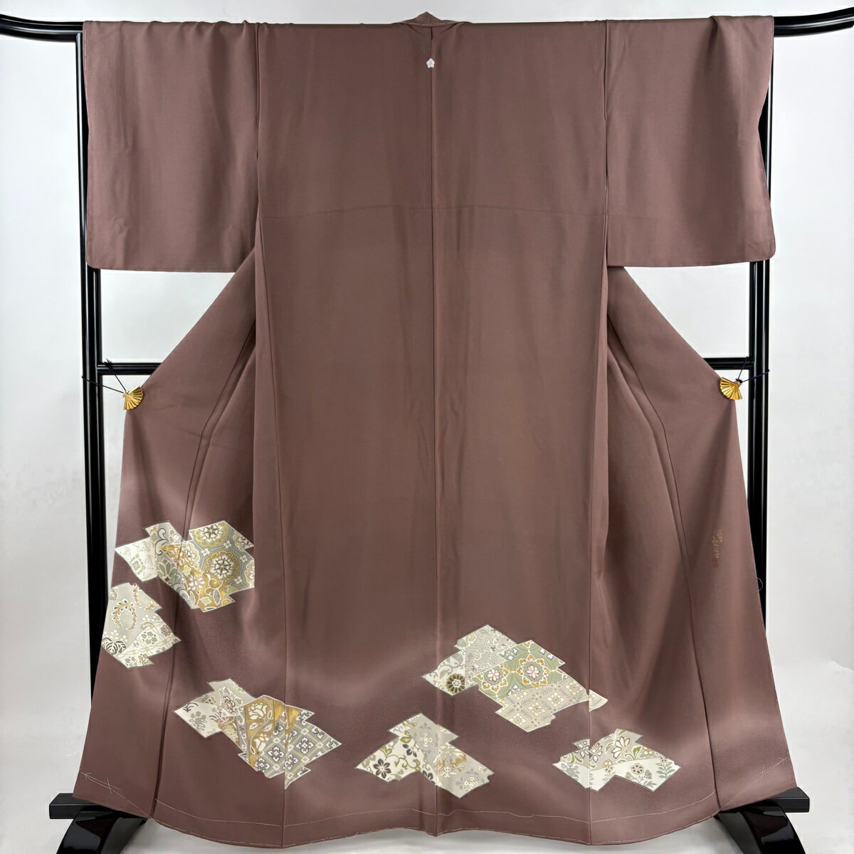 色留袖 身丈161.5cm 裄丈67.5cm L 袷 山本富男 落款あり 松皮菱 華文 金糸 金彩 小豆色 正絹 秀品 一つ紋 【中古】のサムネイル