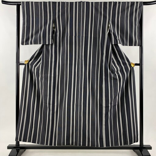 紬 身丈157cm 裄丈64cm M 袷 縦縞 黒灰 正絹 秀品 【中古】 紬 身丈157cm 裄丈64cm M 袷 縦縞 黒灰 正絹 秀品 【中古】