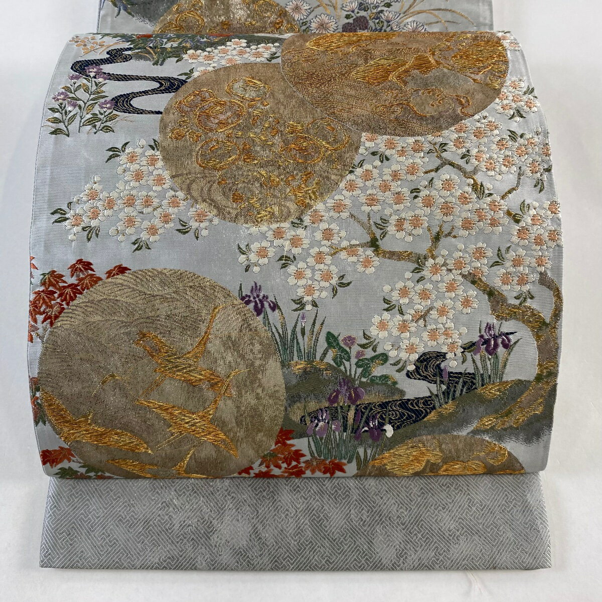 袋帯 秀品 証紙あり 丸文 草花 金糸 箔 灰色 六通 正絹 【中古】