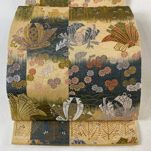 袋帯 美品 秀品 草花 変わり市松 金糸 唐織 ベージュ 六通 正絹 【中古】 msp50 袋帯 美品 秀品 草花 変わり市松 金糸 唐織 ベージュ 六通 正絹 【中古】 msp50