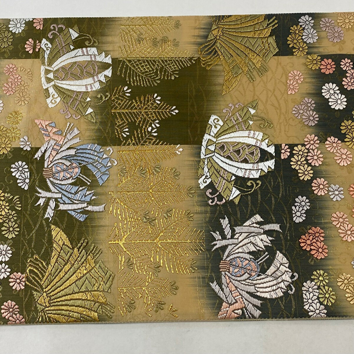 袋帯 美品 秀品 草花 変わり市松 金糸 唐織 ベージュ 六通 正絹 【中古】 msp50