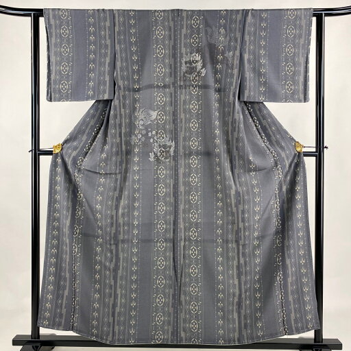 小紋 身丈156.5cm 裄丈64.5cm M 袷 燕 狛犬 箔 灰色 化繊 美品 名品 【中古】 小紋 身丈156.5cm 裄丈64.5cm M 袷 燕 狛犬 箔 灰色 化繊 美品 名品 【中古】