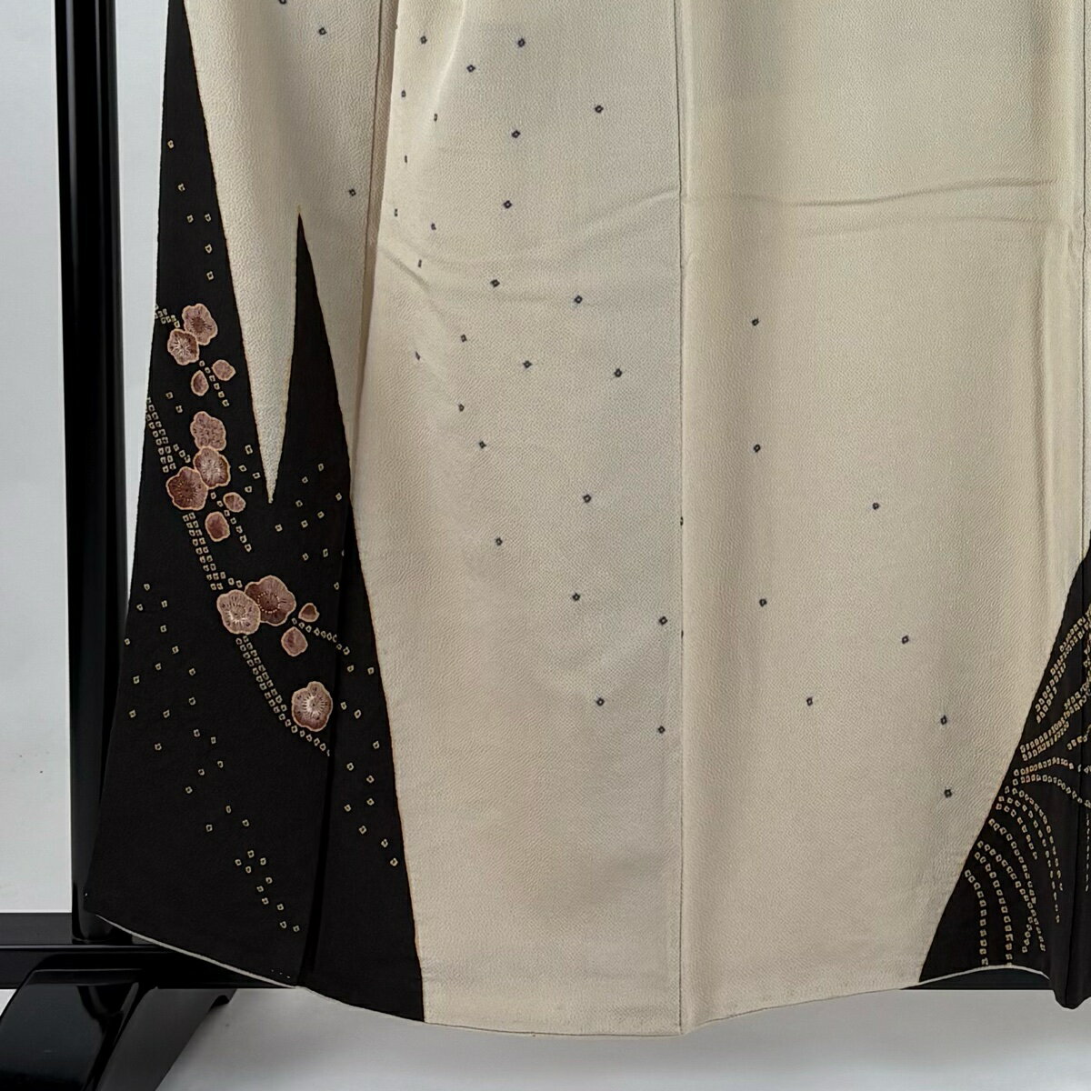 付下げ 身丈157cm 裄丈63cm S 袷 梅 流水 金彩 絞り ベージュ 正絹 名品 【中古】