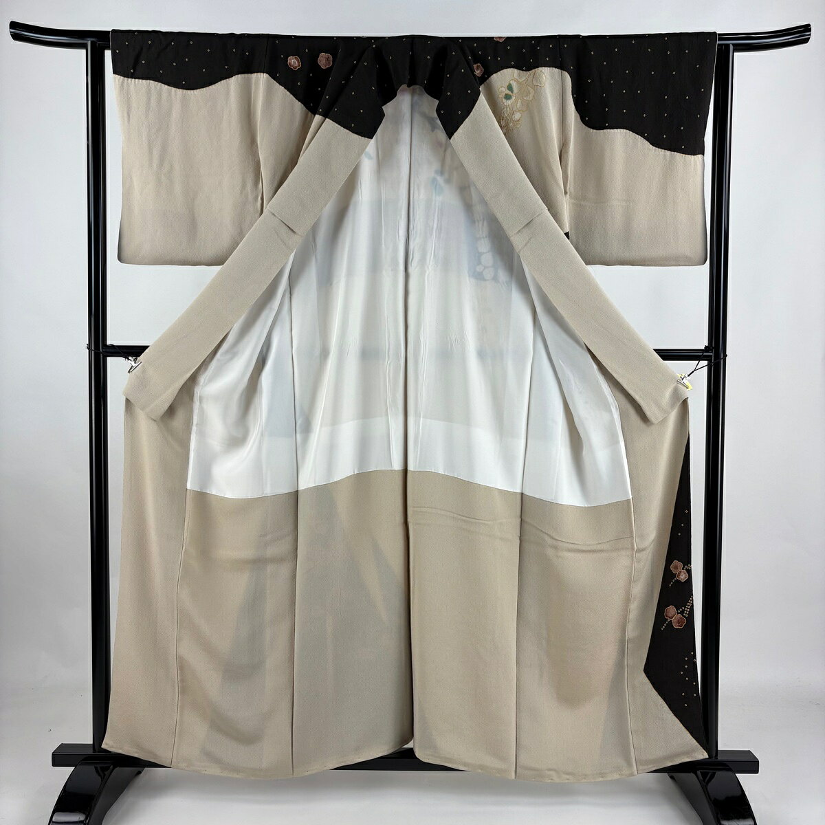 付下げ 身丈157cm 裄丈63cm S 袷 梅 流水 金彩 絞り ベージュ 正絹 名品 【中古】