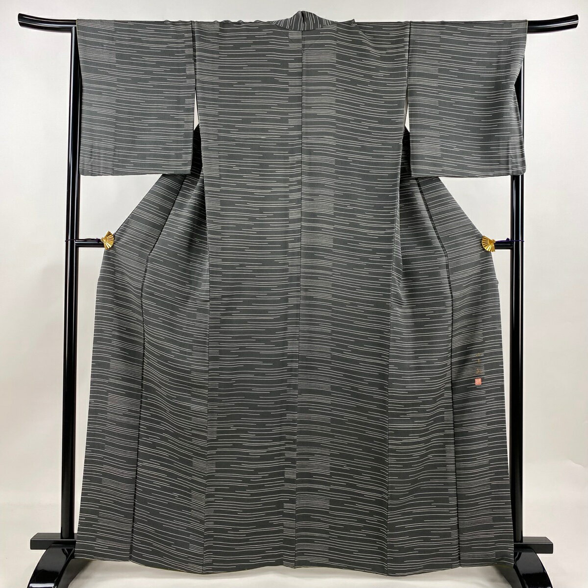 小紋 身丈164cm 裄丈65.5cm M 袷 小糸敏 落款あり 横縞 灰色 正絹 美品 名品 【中古】 msp30