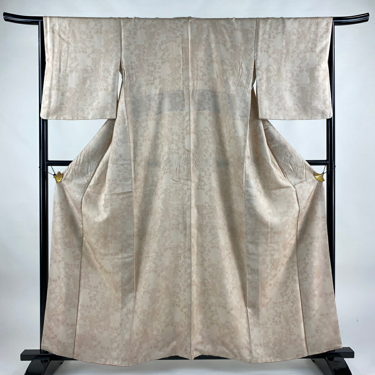 小紋 身丈159.5cm 裄丈66cm M 袷 草花 蝶 ピンクベージュ 正絹 名品 【中古】