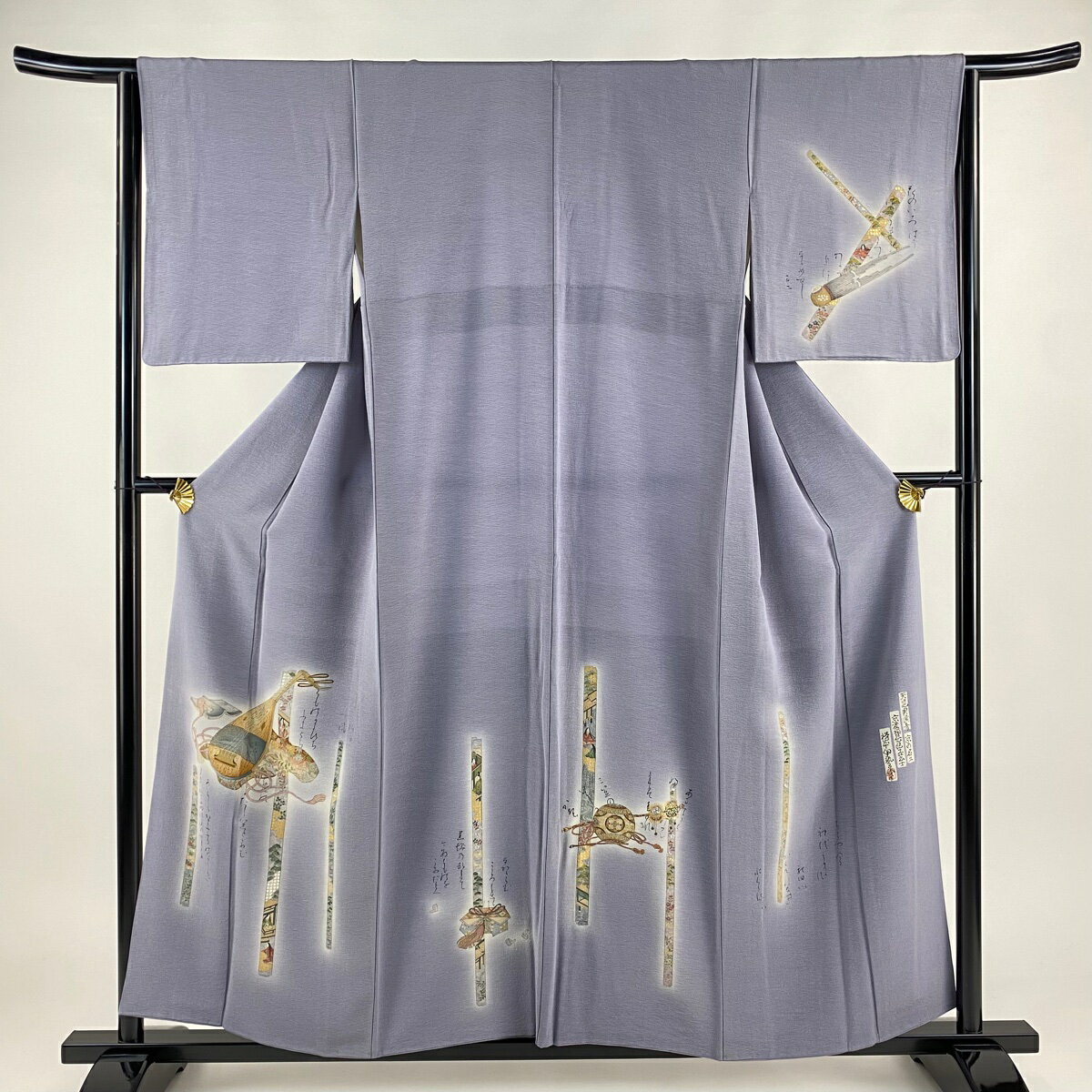 付下げ 身丈158.5cm 裄丈64cm M 袷 樽本伊勢蔵 落款あり 琵琶 文字文 金銀彩 ぼかし 薄紫 正絹 名品 【中古】