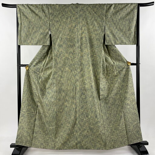 紬 身丈162cm 裄丈66cm M 袷 証紙あり 幾何学 よもぎ色 正絹 美品 逸品 【中古】 紬 身丈162cm 裄丈66cm M 袷 証紙あり 幾何学 よもぎ色 正絹 美品 逸品 【中古】