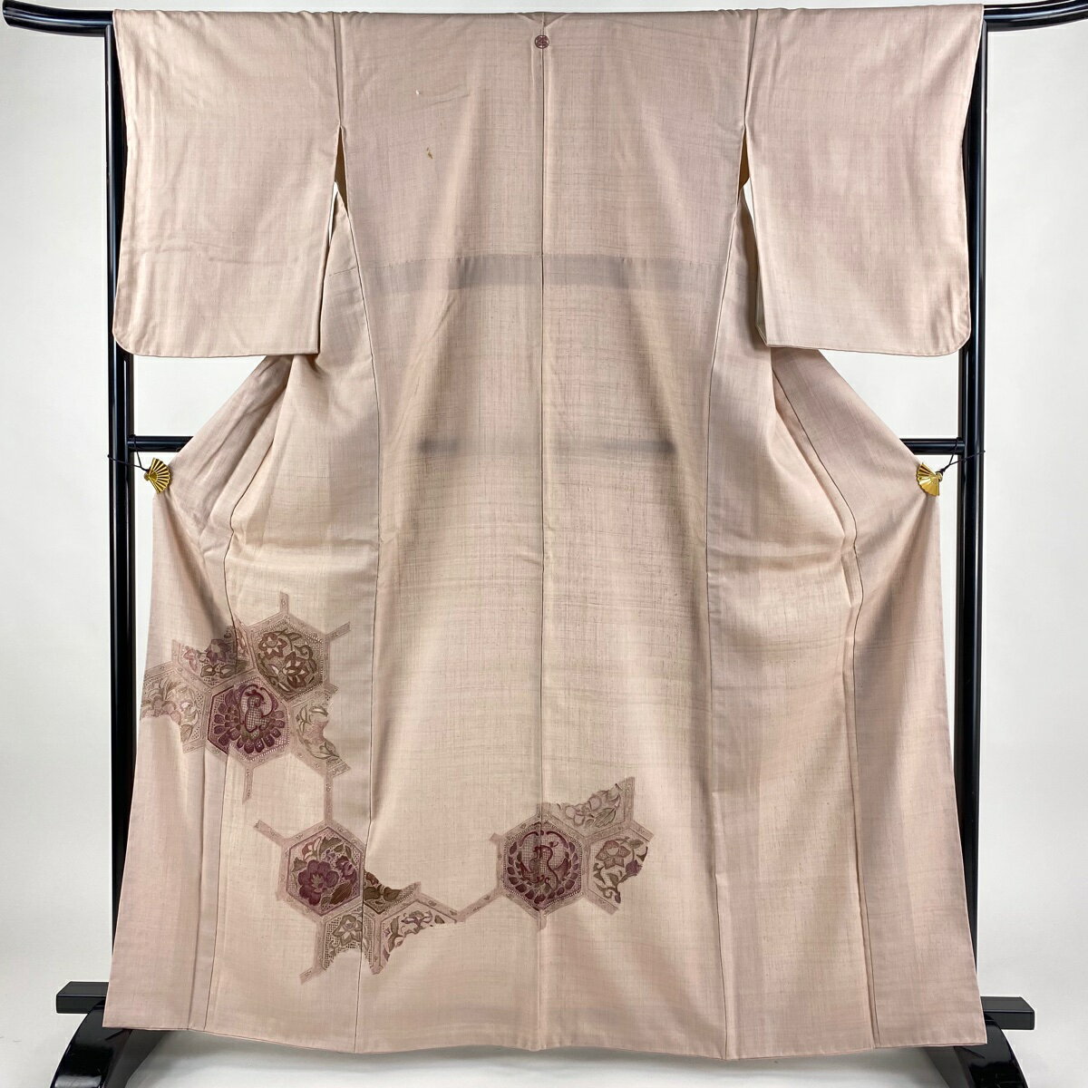 付下げ 身丈164cm 裄丈65.5cm M 袷 紬地 亀甲 汕頭刺繍 薄ピンク 正絹 秀品 一つ紋 【中古】