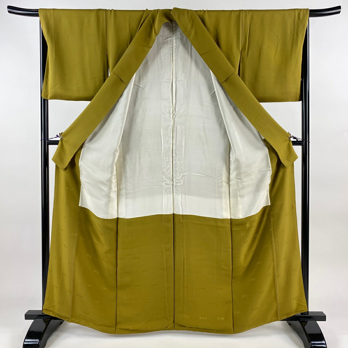 色無地 身丈162.5cm 裄丈67.5cm L 袷 斉藤三才 落款あり 鶯色 正絹 秀品 一つ紋 【中古】