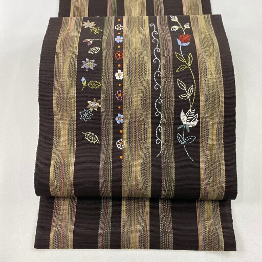 名古屋帯 美品 名品 八寸名古屋帯 松葉仕立て 縞 草花 刺繍 焦茶色 正絹 【中古】 msp30 名古屋帯 美品 名品 八寸名古屋帯 松葉仕立て 縞 草花 刺繍 焦茶色 正絹 【中古】 msp30
