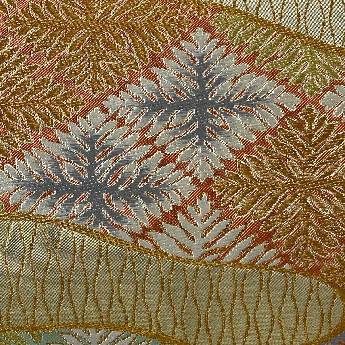 袋帯 美品 逸品 北出与三郎 落款あり 瑞雲古希菱文 ヱ霞 金糸 刺繍 サーモンピンク 六通 正絹 【中古】