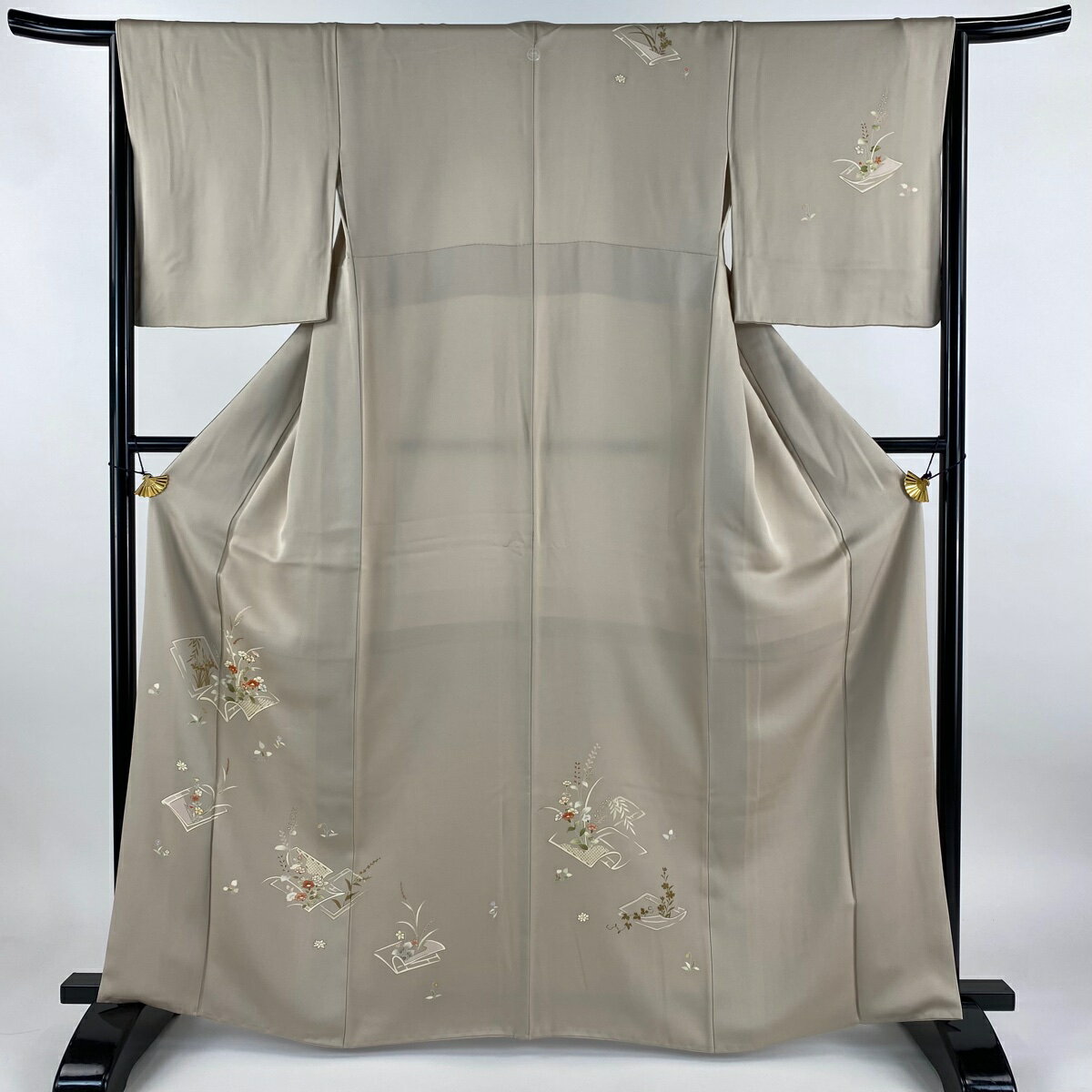 付下げ 身丈165.5cm 裄丈65cm M 袷 冊子 草花 金糸 金彩 ベージュ 正絹 秀品 一つ紋 【中古】