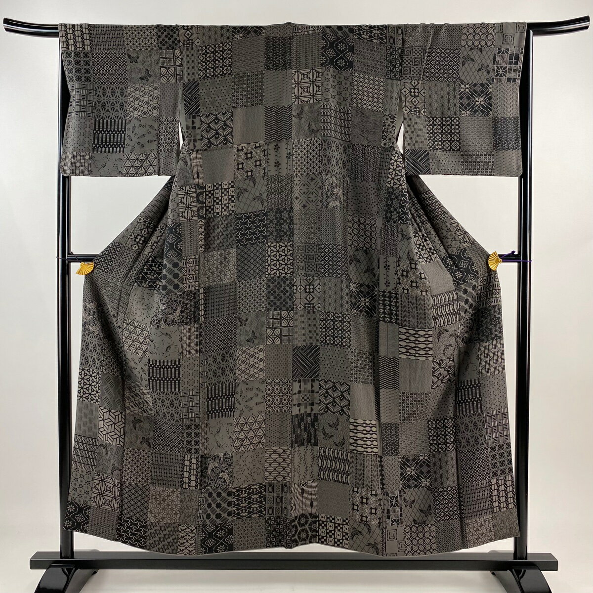 【最終値引き】 小紋 身丈153.5cm 裄丈65.5cm M 袷 蝶 番傘 灰茶 正絹 美品 名品 【中古】 msp29