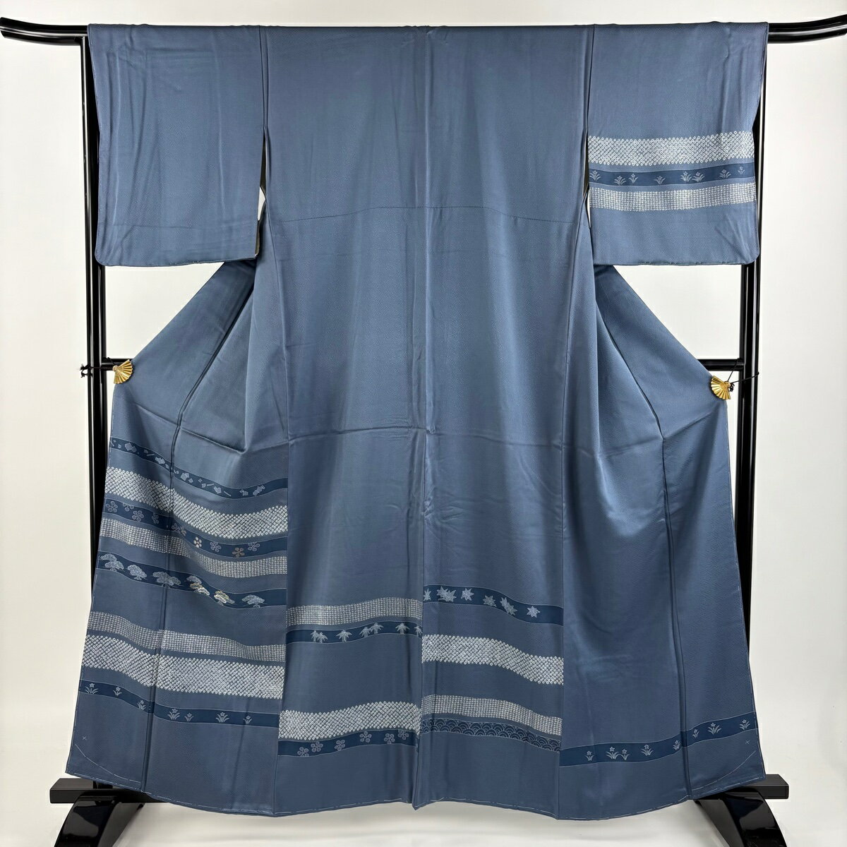 付下げ 身丈160cm 裄丈66cm M 袷 笠松 鉢梅 刺繍 金糸 青灰色 正絹 秀品 【中古】