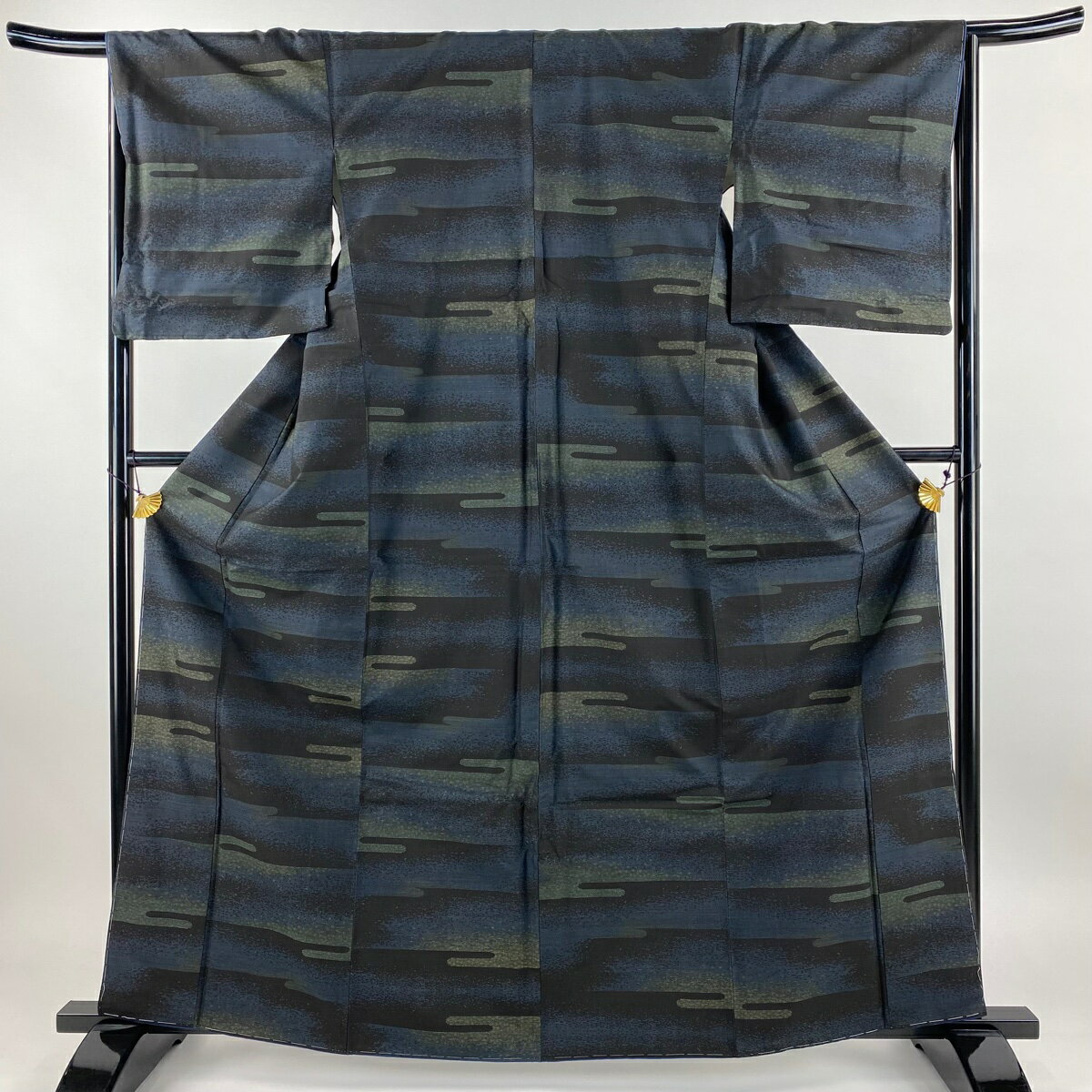 大島紬 身丈163cm 裄丈66.5cm M 袷 純泥染 天然藍 やまと 証紙あり ヱ霞 黒 正絹 美品 名品 【中古】 msp50