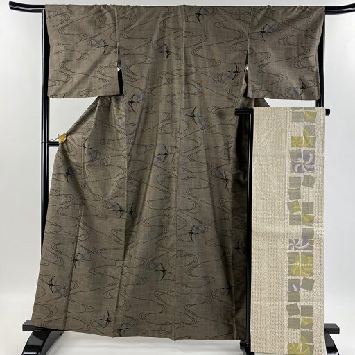 紬 身丈162.5cm 裄丈66cm M 袷 袋帯セット 鶴 流水 焦茶色 正絹 名品 【中古】 紬 身丈162.5cm 裄丈66cm M 袷 袋帯セット 鶴 流水 焦茶色 正絹 名品 【中古】